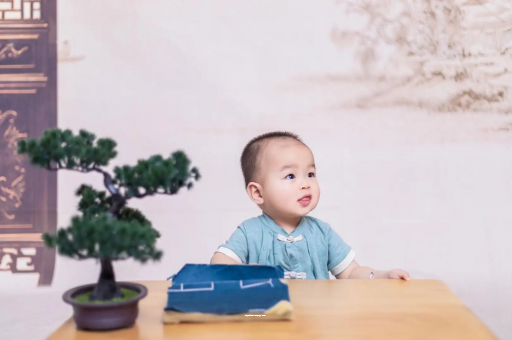 吉林怀孕肚子中间凹两边凸